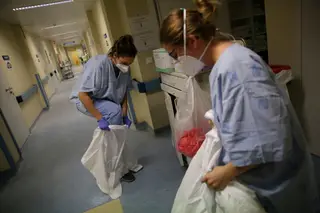 Enfermeiras vestem fatos de protecção antes de tratarem doentes com covid-19 nas salas de pressão negativa do hospital Curry Cabral em Lisboa.