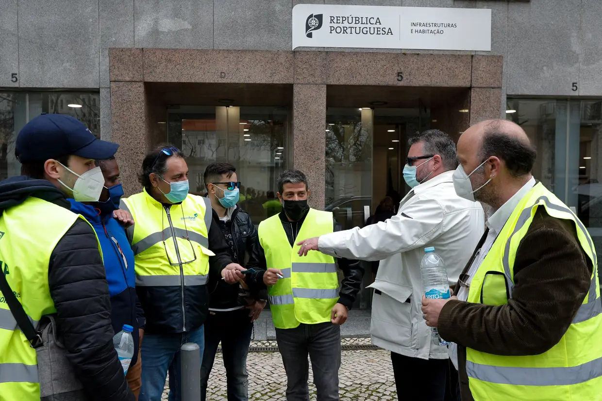 Trabalhadores da Groundforce concentrados junto ao Ministério das Infraestruturas, em Lisboa