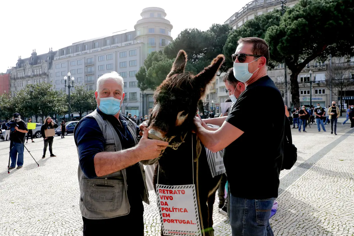 Manifestação do movimento “A Pão e Água” junto à Câmara Municipal do Porto