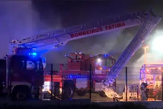 Chamas consomem fábrica em Alcanena