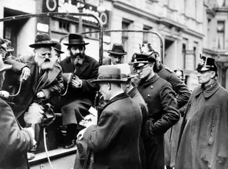 Judeus detidos são interrogado por funcionários do Governo alemão antes de serem levado para Berlim, pouco tempo após a tomada do poder de Hitler na Alemanha, 1933.