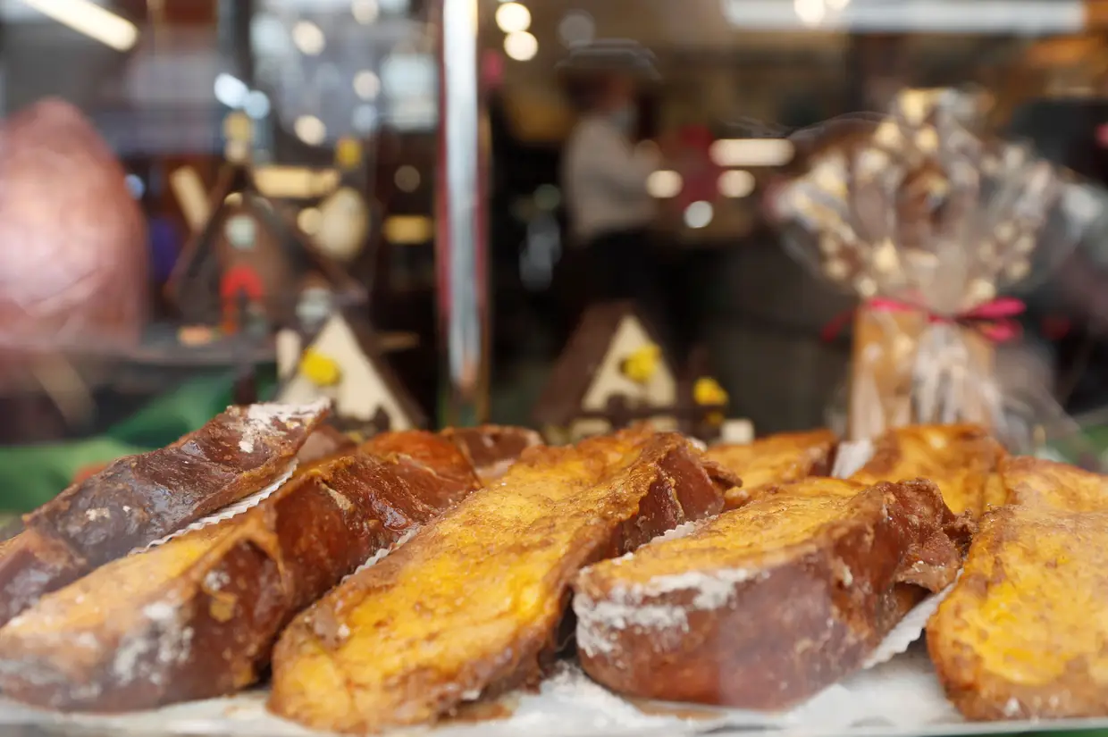 Doces tradicionais espanhóis para celebrar a Páscoa - as "torrijas" - produzidas na pastelaria Horno San Onofre, em Madrid.