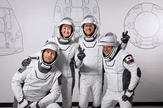A equipa da missão Alpha no dia em que experimentou os novos fatos espaciais nas instalações da SpaceX.