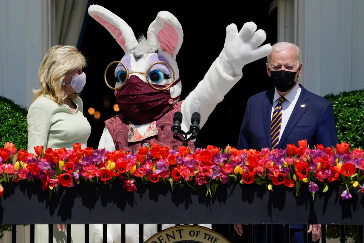 Presidente norte-americano, Joe Biden, com a primeira-dama e um boneco coelho da Páscoa numa varanda da Casa Branca, em Washington, Estados Unidos.