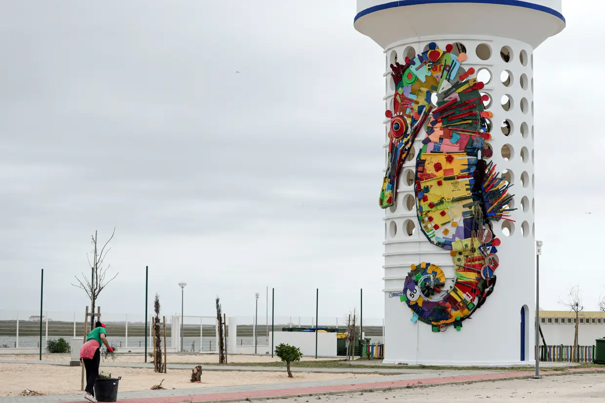 Inauguração da escultura de um cavalo marinho, da autoria de Bordalo II, na torre de depósito de água do parque de campismo da praia de Faro.