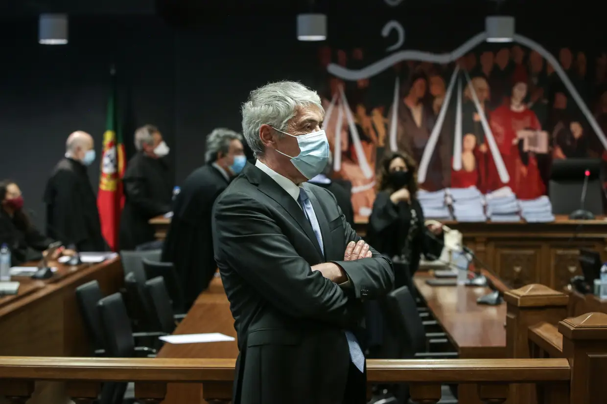 Antigo primeiro-ministro José Sócrates, antes da leitura da decisão da instrução do processo Operação Marquês, onde ficou a saber que será julgado por seis crimes: três de branqueamento de capitais e três de falsificação de documentos.