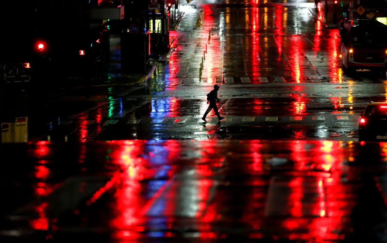Avenida Corrientes, em Buenos Aires, na Argentina, fica praticamente vazia depois de ter sido implementado um recolher obrigatório durante a noite para evitar a propagação da covid-19.