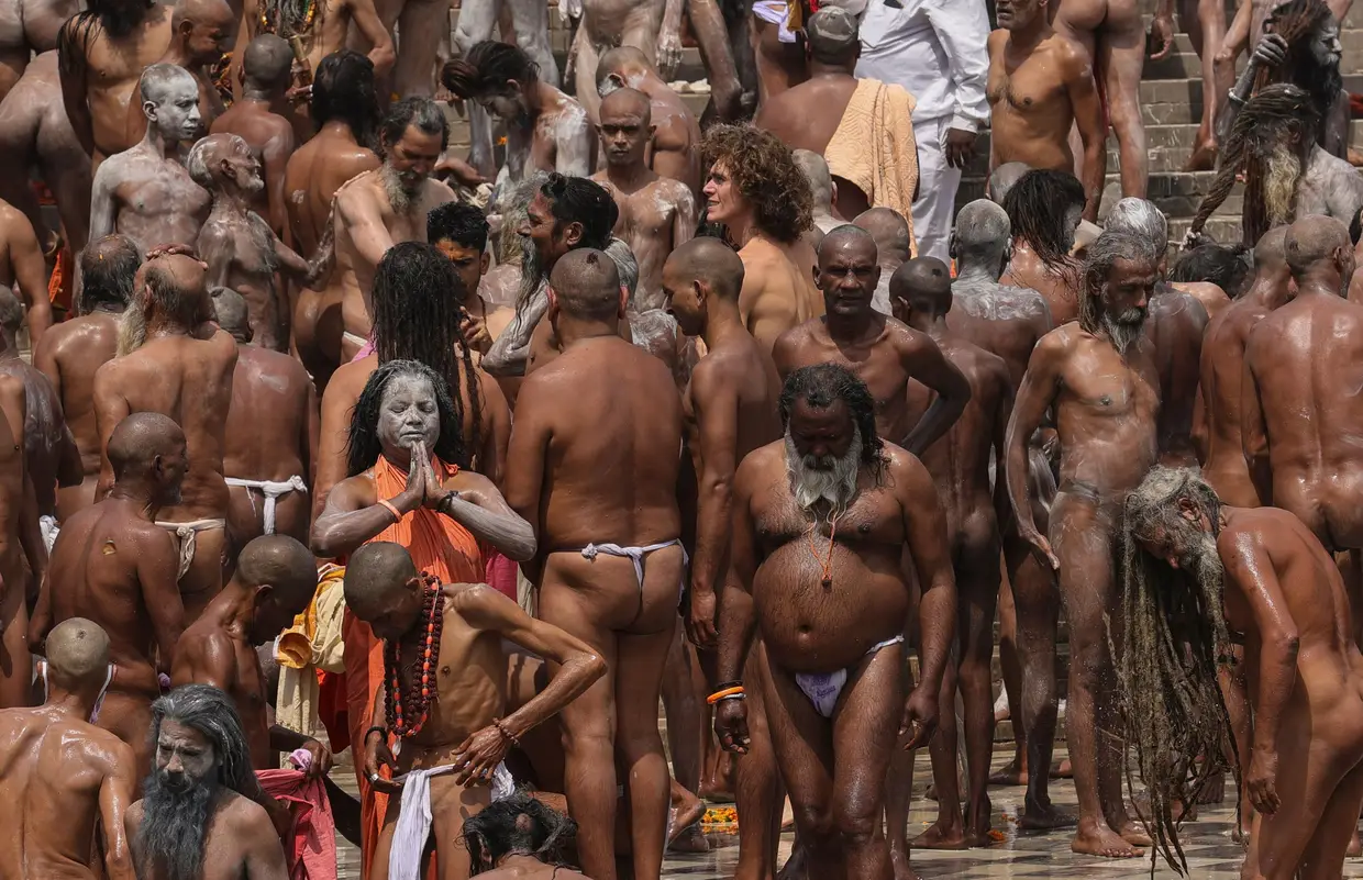 Dezenas de milhares de Hindus despem-se para dar um mergulho no Rio Ganges durante o Kumbh Mela, uma das peregrinações mais sagradas do hinduísmo, em Haridwar, na Índia.