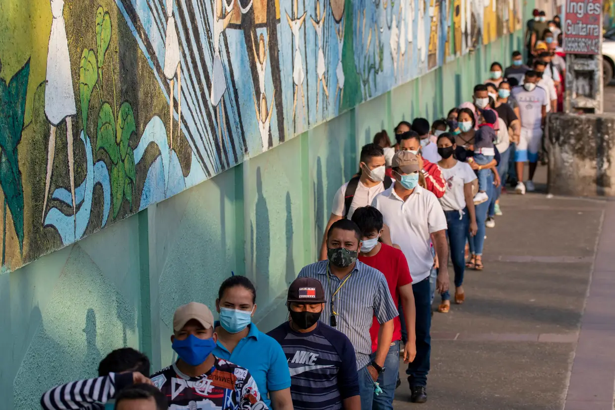 Eleitores fazem fila para poder votar nas eleições presidenciais do Equador, na cidade de Guayaquil.