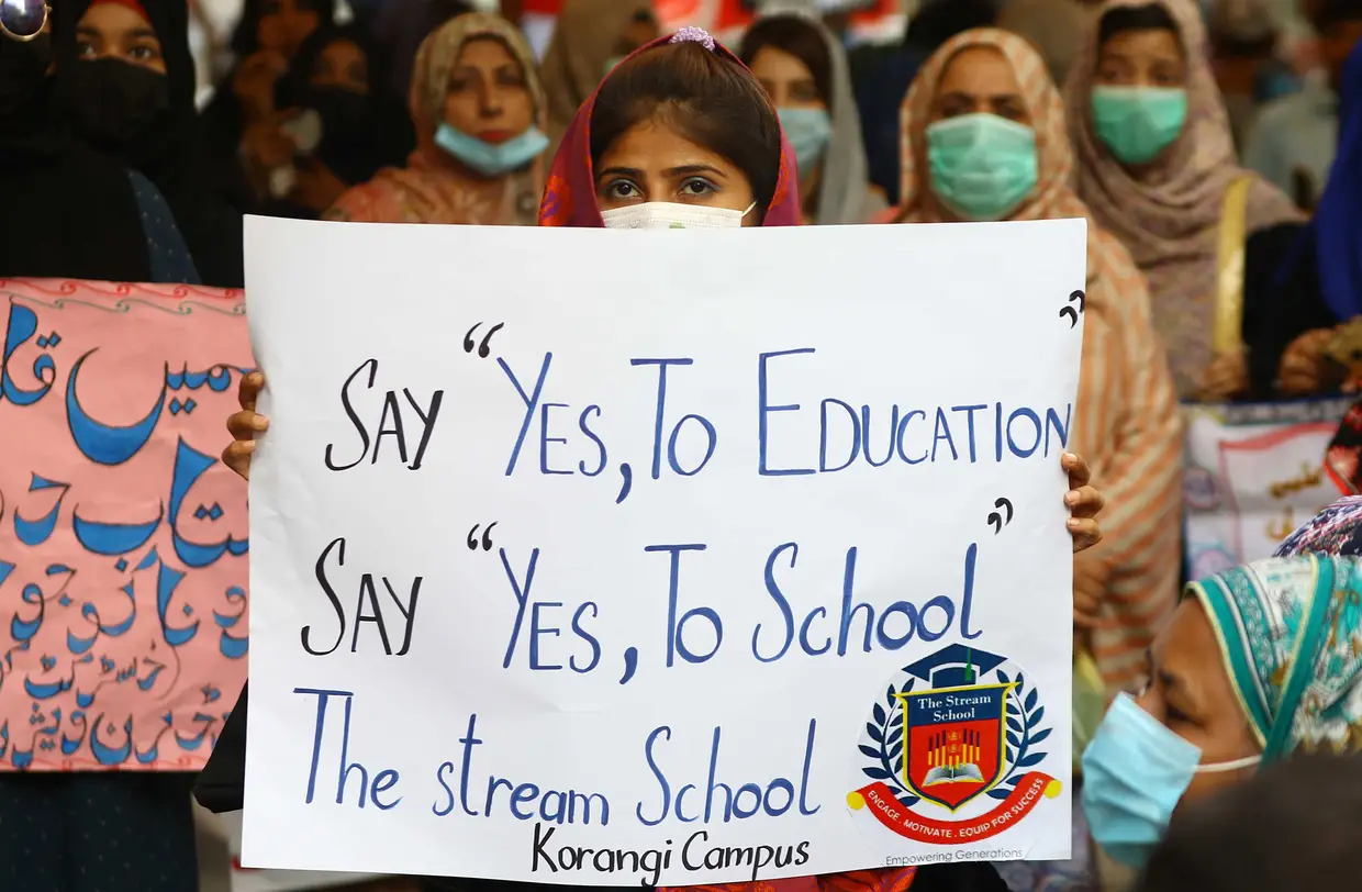 Manifestantes protestam pela reabertura das instituições de ensino, que fecharam devido ao confinamento que tem como objetivo conter a pandemia covid-19, em Karachi, no Paquistão.