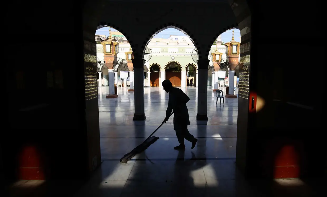 Homem limpa a Mesquita na preparação das celebrações do mês do Ramadão, em Karachi, no Paquistão.