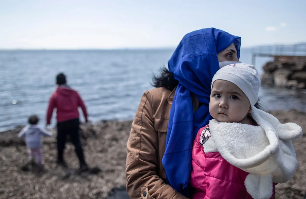 Migrantes chegam a Ayvalik, em Balikesir, na Turquia, depois de terem sido alegadamente recusados no lado grego.