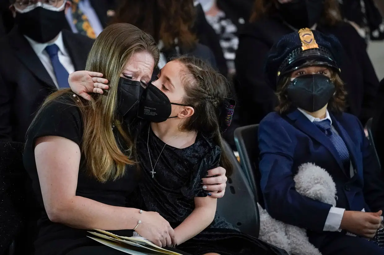 Abigail Evans, 7, filha do falecido oficial da Polícia do Capitólio dos EUA William "Billy" Evans, com a mãe Shannon Terranova, durante uma homenagem ao pai no Capitólio dos EUA