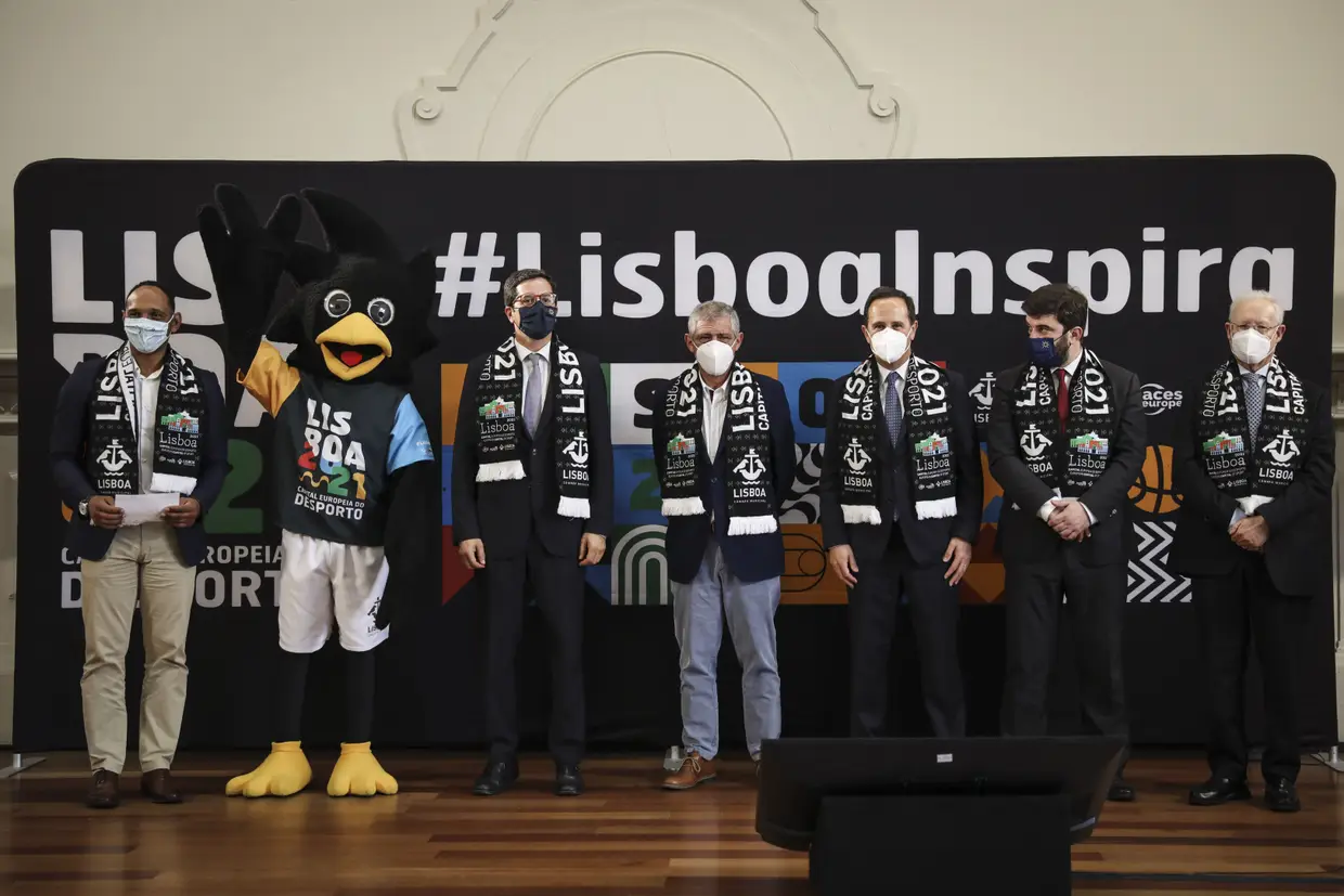Nuno Delgado, ladeado pelo secretário de estado da juventude e do desporto, João Paulo Rebelo, por Fernando Santos, pelo presidente da Câmara Municipal de Lisboa, Fernando Medina, pelo ministro da educação, Tiago Brandão Rodrigues, e por Manuel Carrageta, durante a cerimónia de apresentação de "Lisboa Capital Europeia do Desporto 2021", no Salão Nobre do Pavilhão Carlos Lopes, em Lisboa.