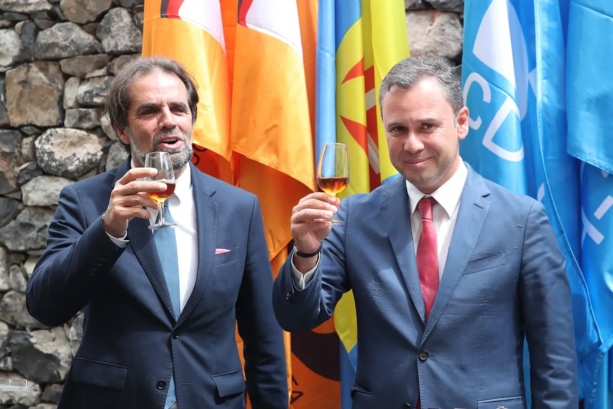 O PSD/Madeira representado pelo presidente, Miguel Albuquerque, e o CDS/PP-Madeira representado pelo presidente da Comissão Política, Rui Barreto, assinaram esta tarde um acordo político de coligação autárquica, no Funchal