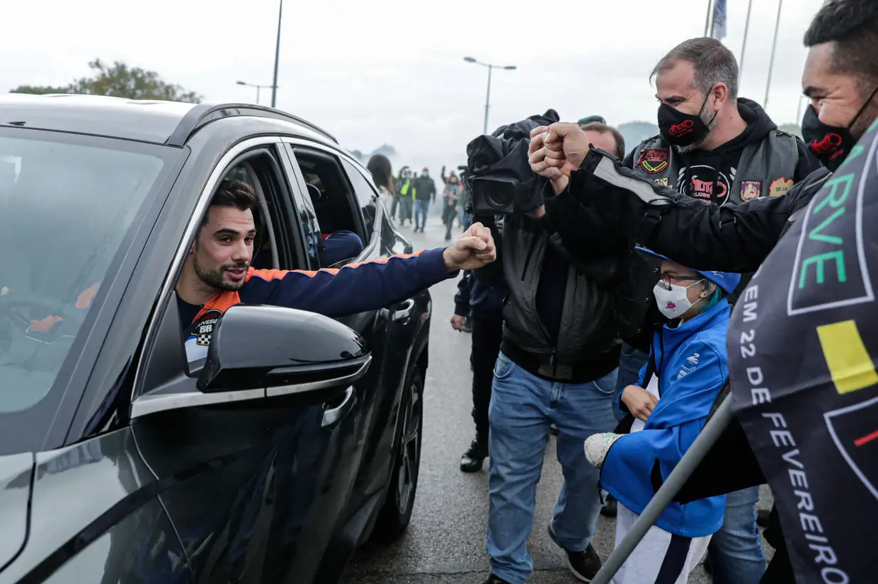 O motociclista português Miguel Oliveira cumprimenta alguns dos motociclistas que o esperavam à sua chegada ao Aautodrómo Internacional do Algarve, em Portimão.