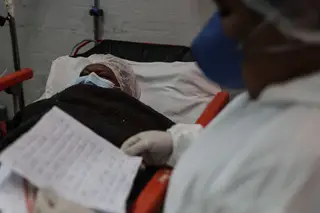 Covid-19. Há doentes amarrados às camas por falta de sedativos no Brasil