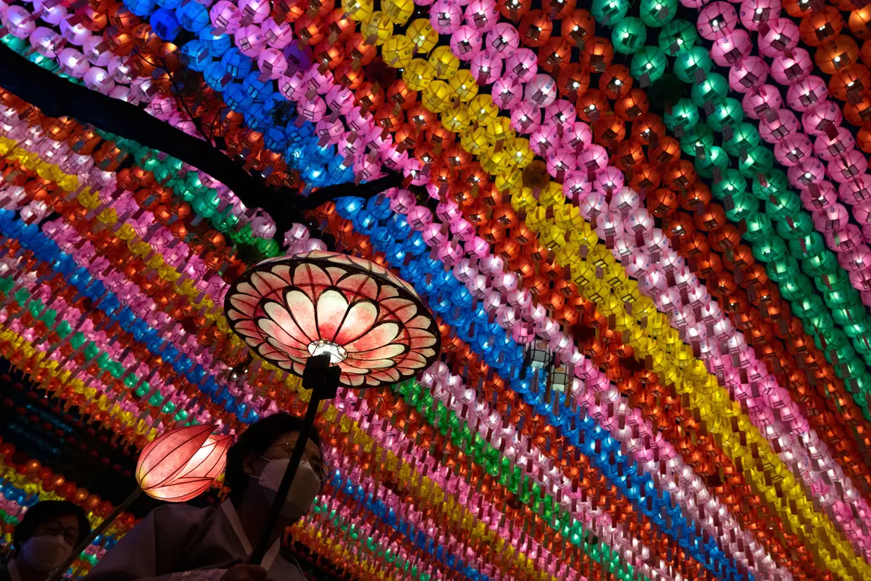 Budistas transportam lanternas de lótus no templo de Jogye, em Seul, na Coreia do Sul.
