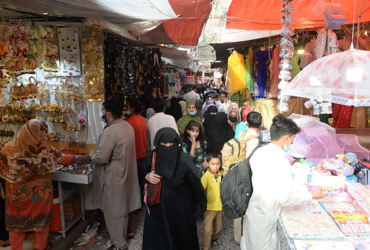Pessoas visitam o mercado antes de Eid al-Fitr, um feriado religioso que marca o fim do mês do Ramadão, em Islamabad, Paquistão.