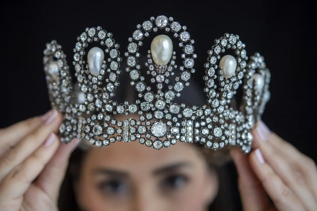 Uma tiara de diamantes e pérolas da família real italiana que terá passado de geração em geração vai a leilão em Geneva, na Suíça.