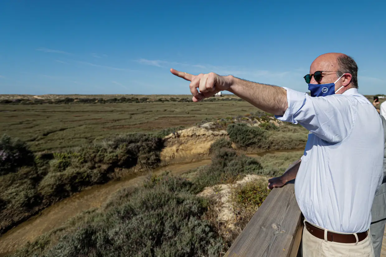 O ministro do Ambiente e da Ação Climática, João Pedro de Matos Fernandes, inaugura os passadiços Loulé Litoral, na praia do Ancão, Almancil.