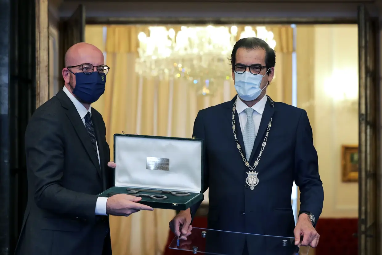 Rui Moreira entrega as chaves da cidade do Porto ao Presidente do Conselho Europeu, Charles Michel, durante uma cerimónia na Câmara Municipal.