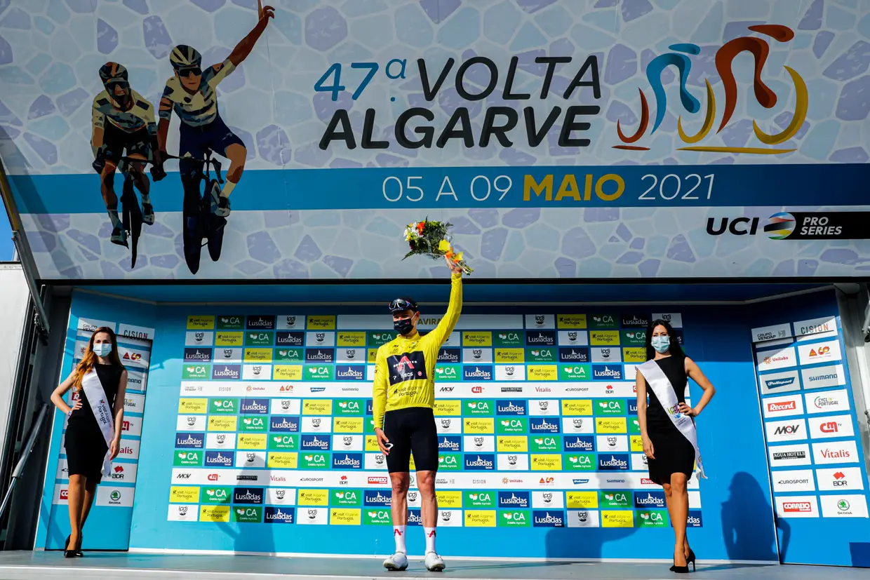 Ethan Hayter detém a camisola amarela e festeja no pódio após a 3.ª etapa da 47ª Volta ao Algarve em Bicicleta, disputada entre Faro e Tavira, com a distância de 203,1 km.