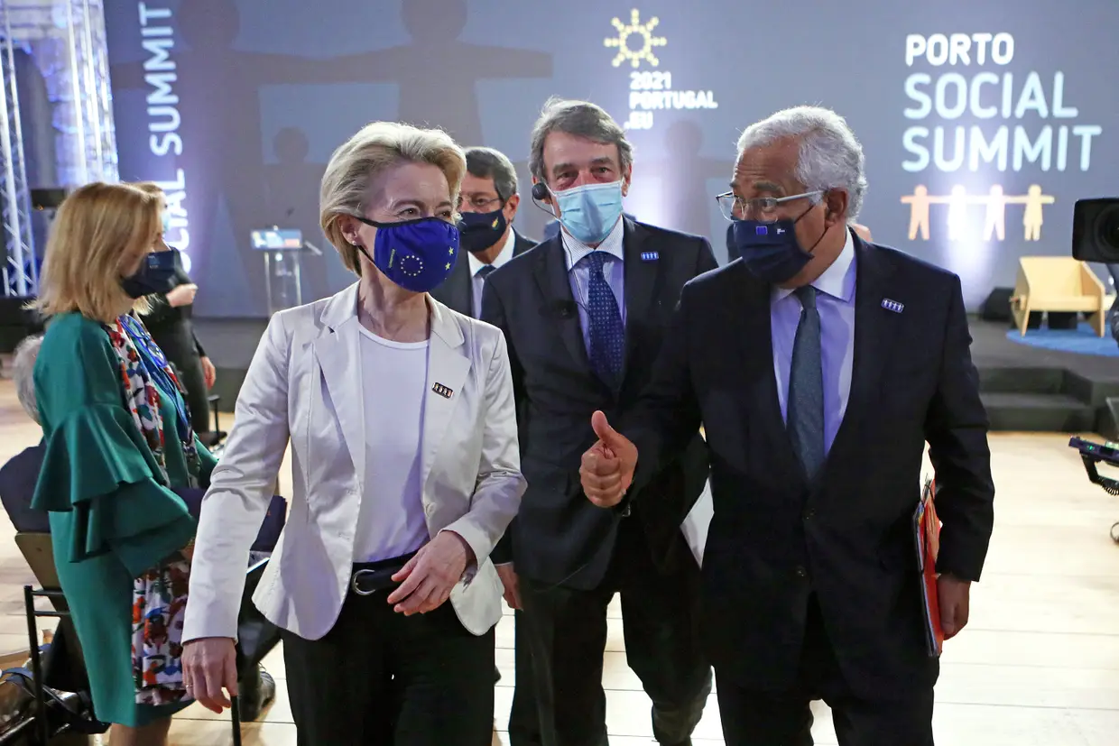 O primeiro-ministro português, Antonio Costa, a presidente da Comissão Europeia, Ursula von der Leyen, e o presidente do Parlamento Europeu, David Sassoli, durante a Cimeira Social da UE realizada na Alfândega do Porto.