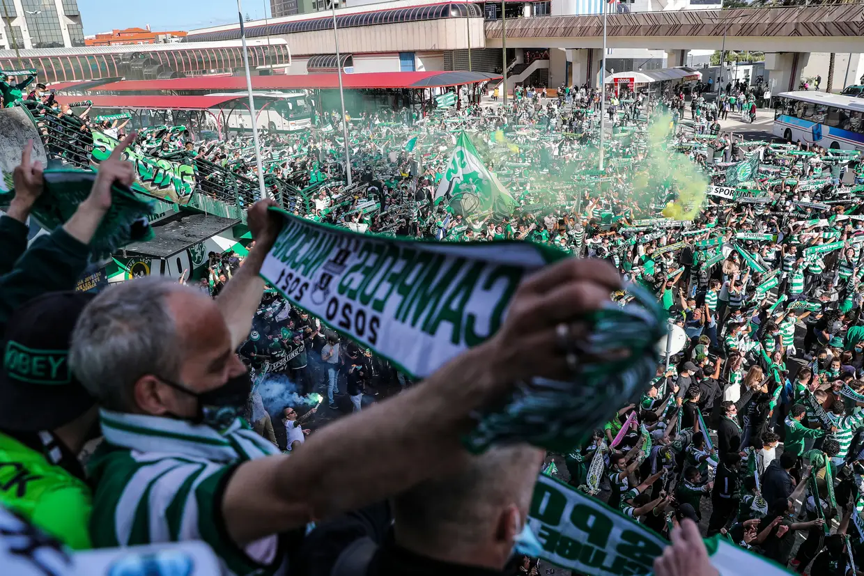 Os adeptos do Sporting perto do Estádio de Alvalade antes do jogo do Sporting frente ao Boavista, em Lisboa. Se ganhar, o Sporting é campeão nacional.