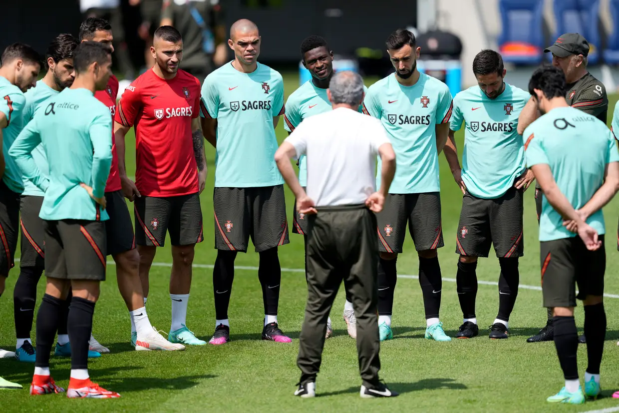 O selecionador nacional, Fernando Santos, fala com os jogadores durante a primeira sessão de treino em Budapeste, Hungria. Portugal estreia-se no Euro 2020 a 15 de junho frente à Hungria.