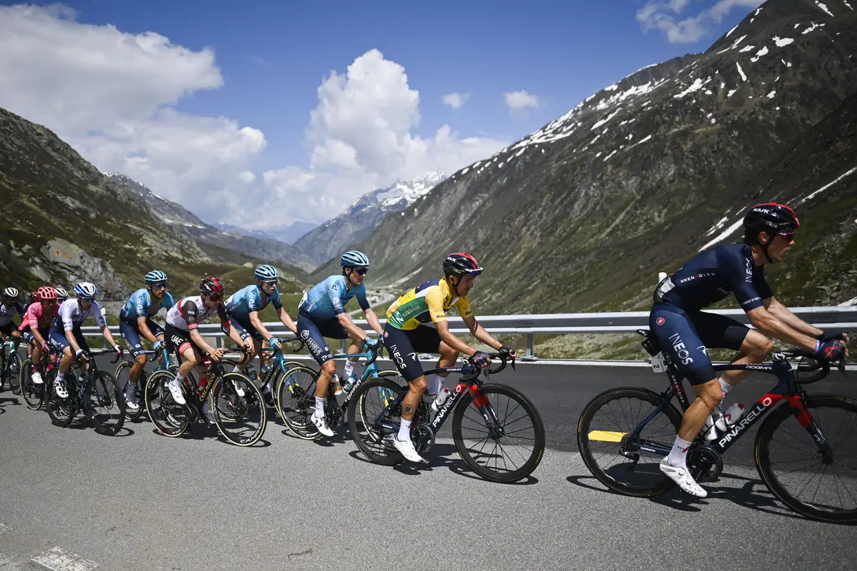 O ciclista equatoriano Richard Carapaz, da Ineos Grenadiers, e o pelotão da Volta à Suíça durante a sexta etapa da prova de ciclismo.