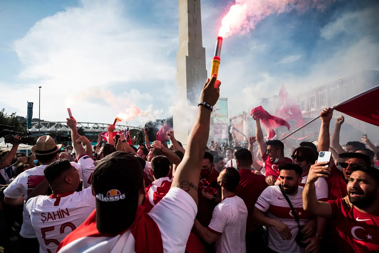 Adeptos turcos antes do jogo inaugural do Euro 2020, entre a Turquia e Itália, no estádio Olímpico de Roma.