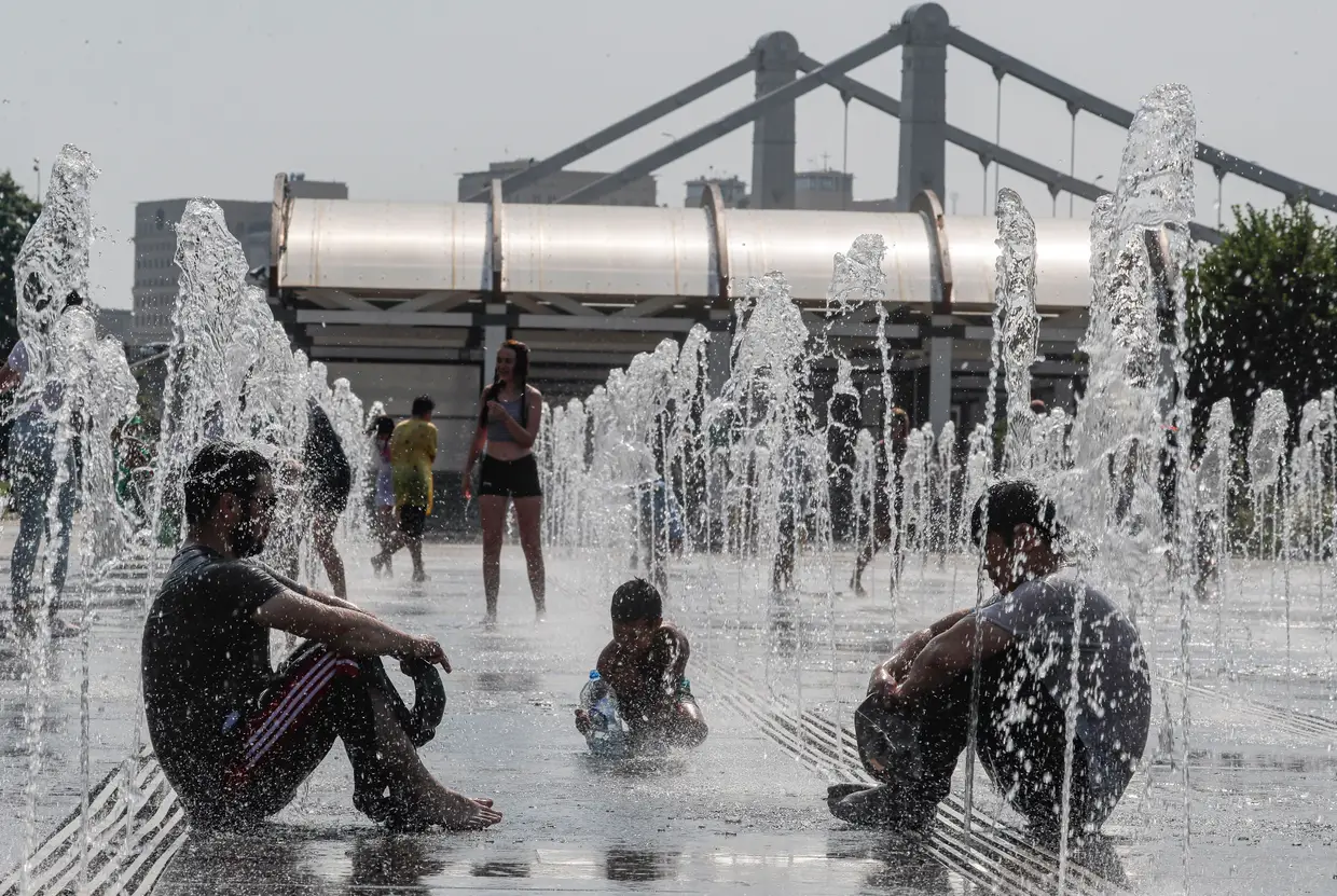 Moscovitas tomam banho nas fontes para enfrentar uma onda de calor recorde em junho 2021.