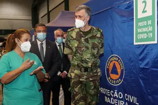Covid-19. Gouveia e Melo faz depender vacinação das entregas de doses