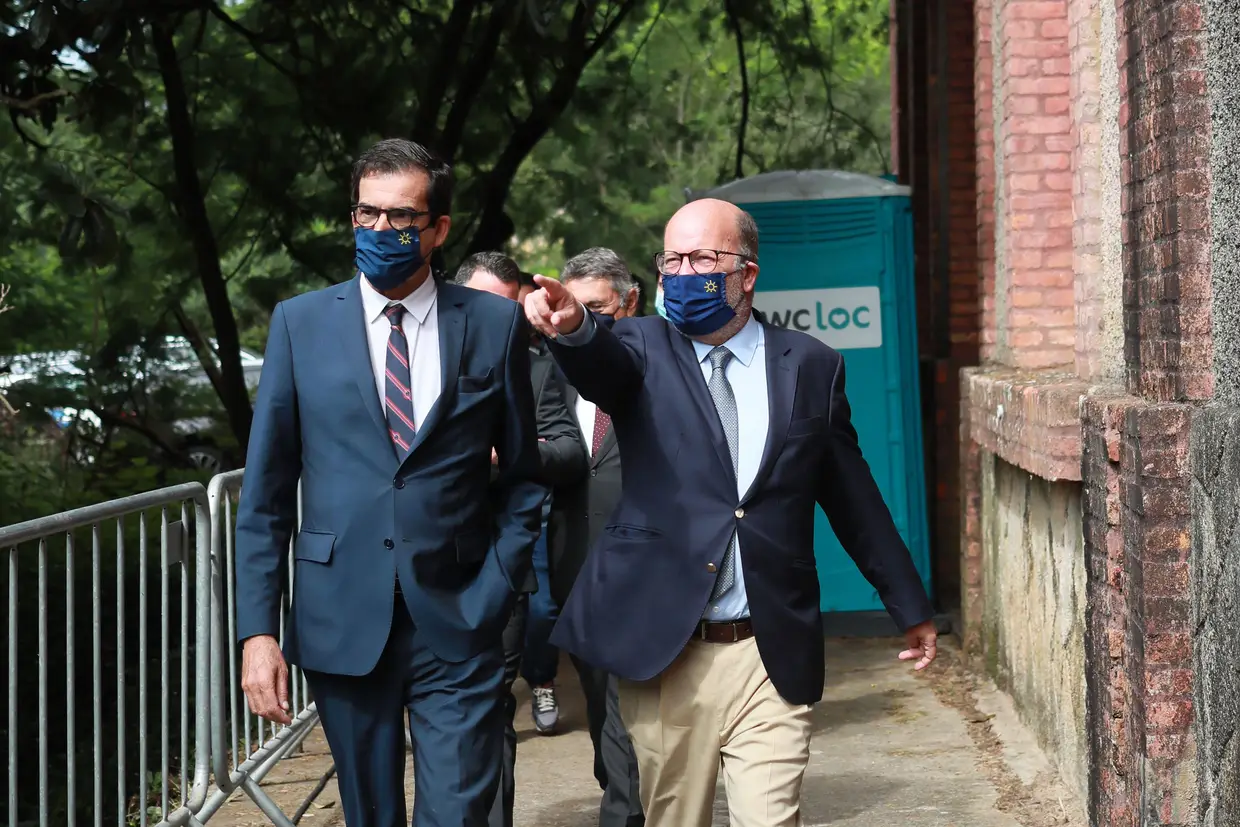Ministro do Ambiente e da Ação Climática, João Pedro Matos Fernandes, acompanhado pelo presidente da camara municipal do Porto, Rui Moreira, à chegada para a cerimónia de assinatura do memorando de entendimento entre os municípios do Porto e Gondomar e a Águas do Douro e Paiva e também, para a cerimónia de lançamento do Centro de Excelência da Água em Gondomar