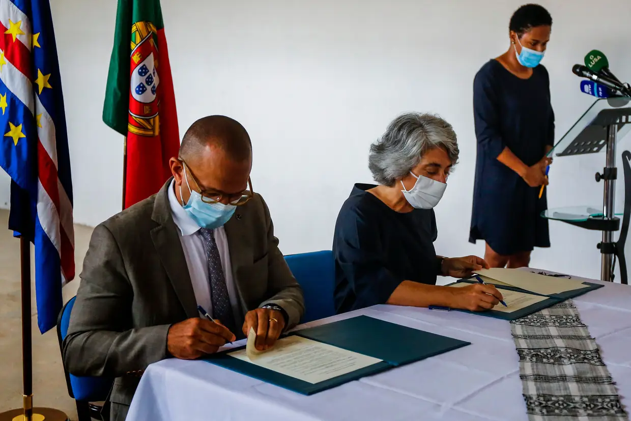 A ministra da Cultura de Portugal, Graça Fonseca e o ministro da Cultura e das Indústrias Criativas de Cabo Verde, Abraão Vicente, durante a Assinatura do Memorando de Entendimento bilateral para cooperação técnica na candidatura cabo-verdiana à UNESCO, no Museu do Tarrafal, em Cabo Verde.