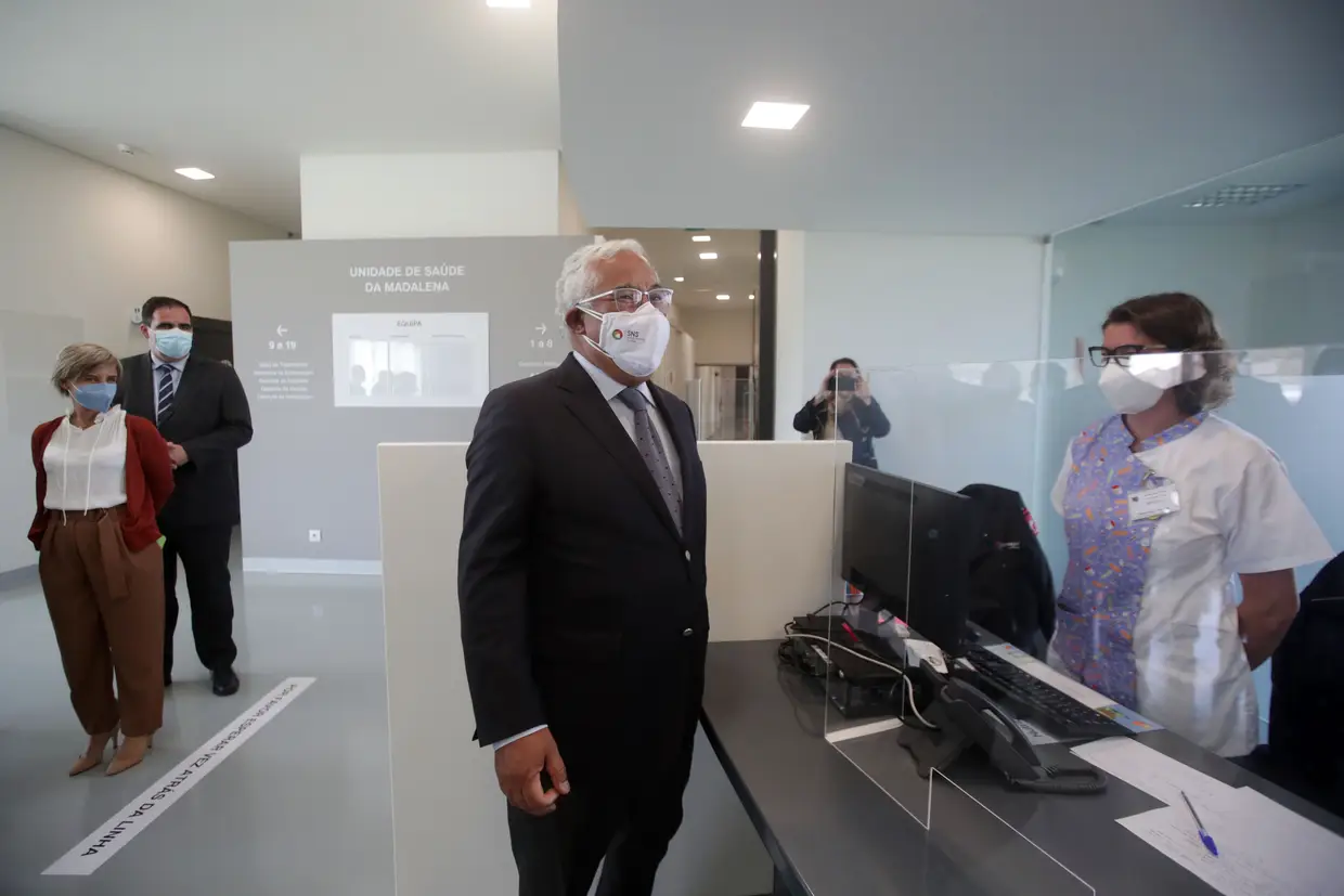 Primeiro-ministro, António Costa, conversa com uma funcionária durante a cerimónia de inauguração do Centro de Saúde da Madalena, em Vila Nova de Gaia.