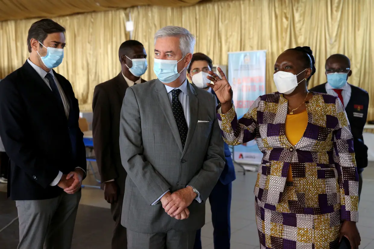 O Embaixador de Portugal em Angola, Pedro Pessoa e Costa, acompanhado pela ministra da Saúde angolana, Silvia Lutucula, visita o centro de vacinação contra a covid-19 instalado no Centro Cultural Paz Flor em Luanda, Angola