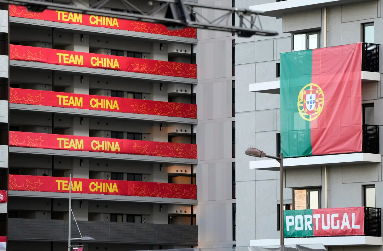 Bandeira portuguesa nos edifícios que hospedam os participantes dos Jogos Olímpicos na aldeia olímpica de Tóquio, no Japão