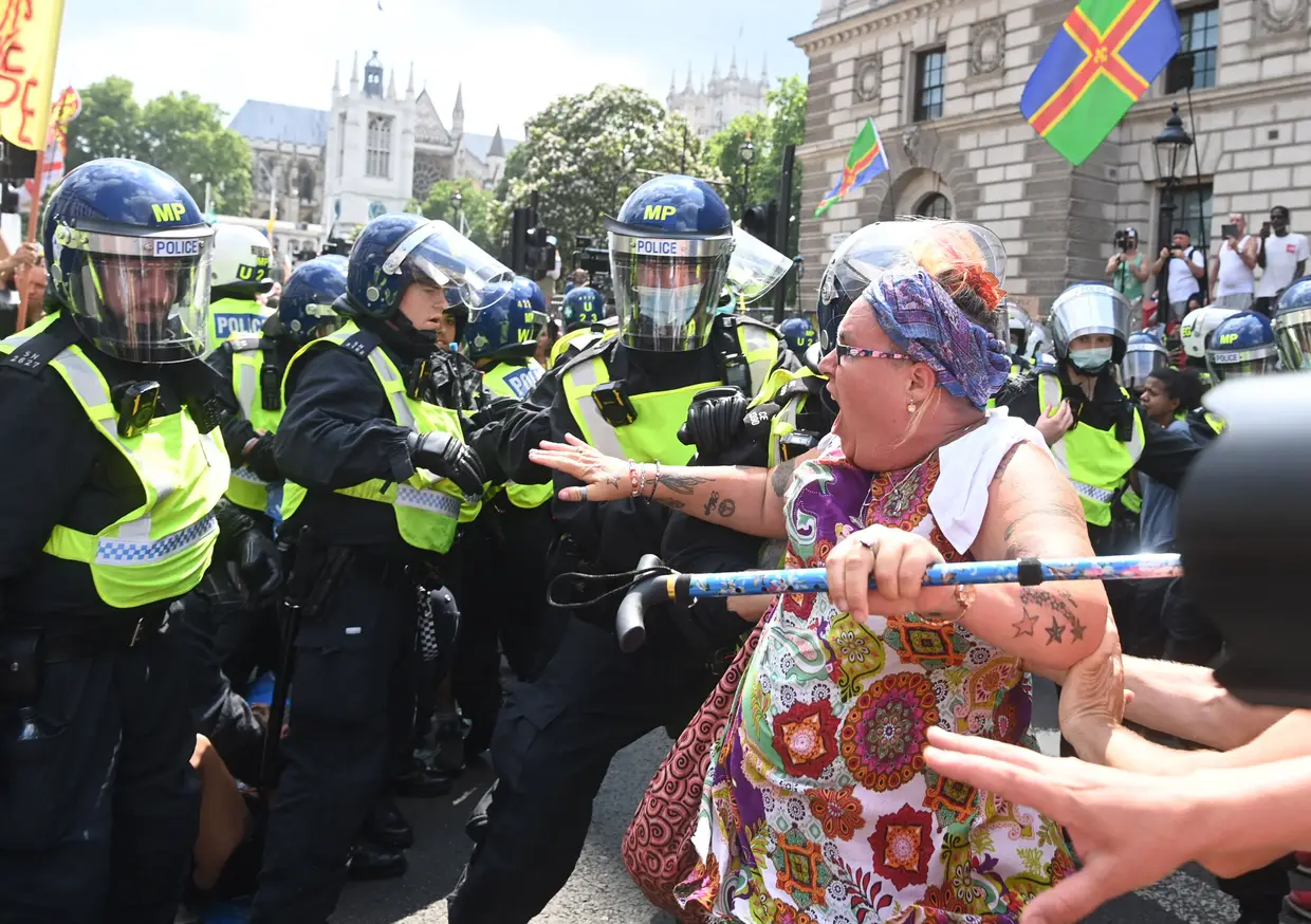 Protesto anti-confinamento em frente ao Parlamento britânico, Reino Unido, no dia em que o país levanta quase todas as restrições