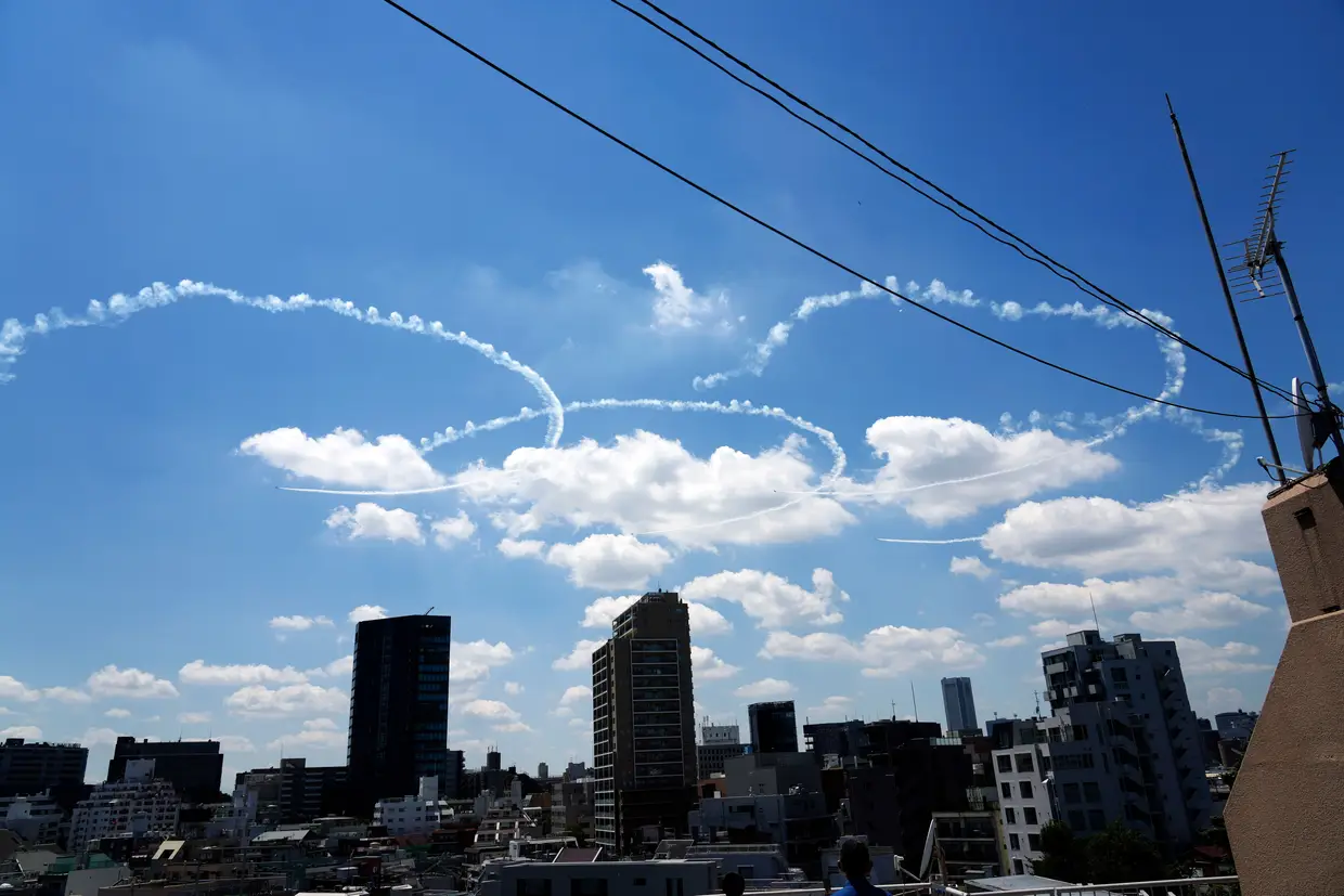 Os anéis olímpicos desenhados no céu, em Tóquio, Japão.