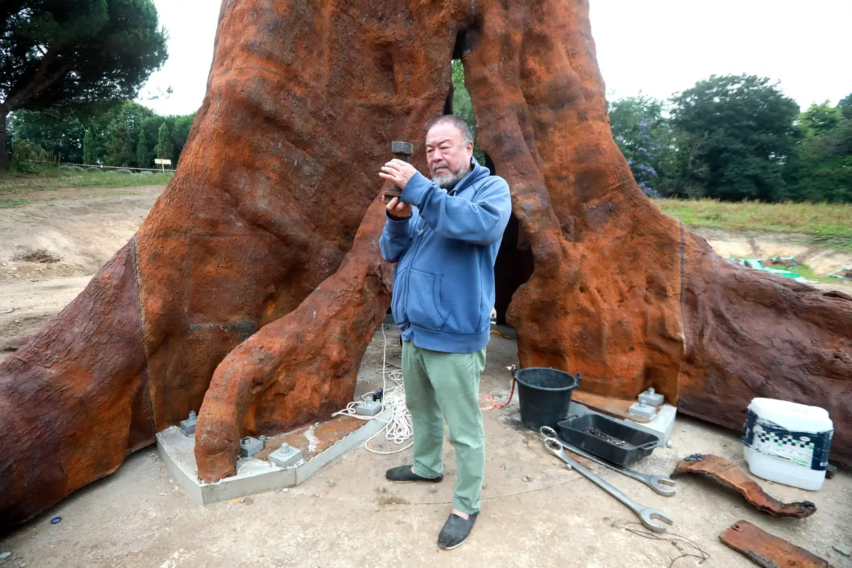 O artista Ai Weiwei posa para uma fotografia na apresentação da exibição "Interlacing", no Museu de Serralves, no Porto.