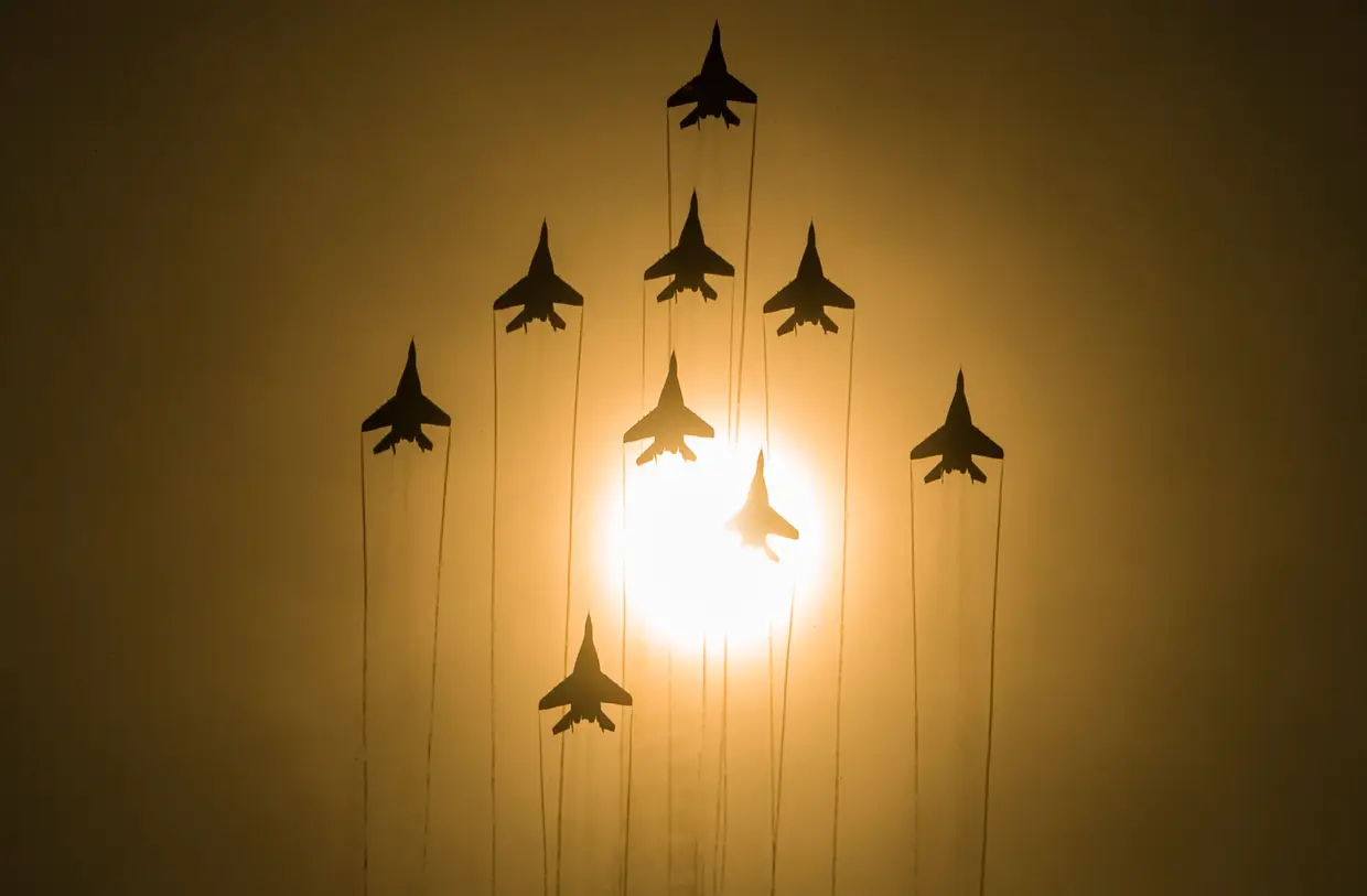 A equipa acrobática russa de "Swifts" apresenta-se durante um espetáculo aéreo no Salão Internacional de Aviação e Espacial MAKS 2021 em Zhukovsky, Rússia.