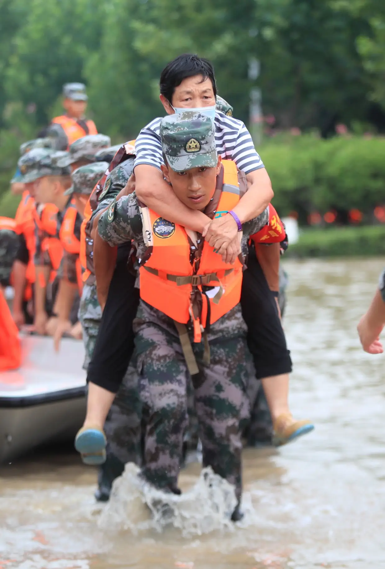 Equipas de resgate evacuam cidadãos de um hospital onde cerca de 3.000 pessoas estavam encurraladas pelas cheias em Zhengzhou, província de Henan, 22 de julho 2021.