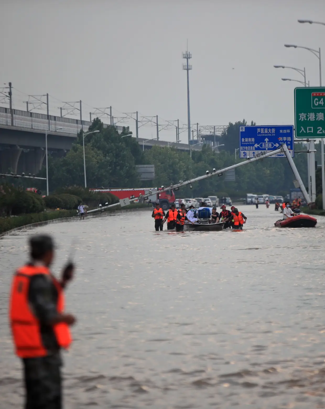 Equipas de resgate evacuam cidadãos de um hospital onde cerca de 3.000 pessoas estavam encurraladas pelas cheias em Zhengzhou, província de Henan, 22 de julho 2021.