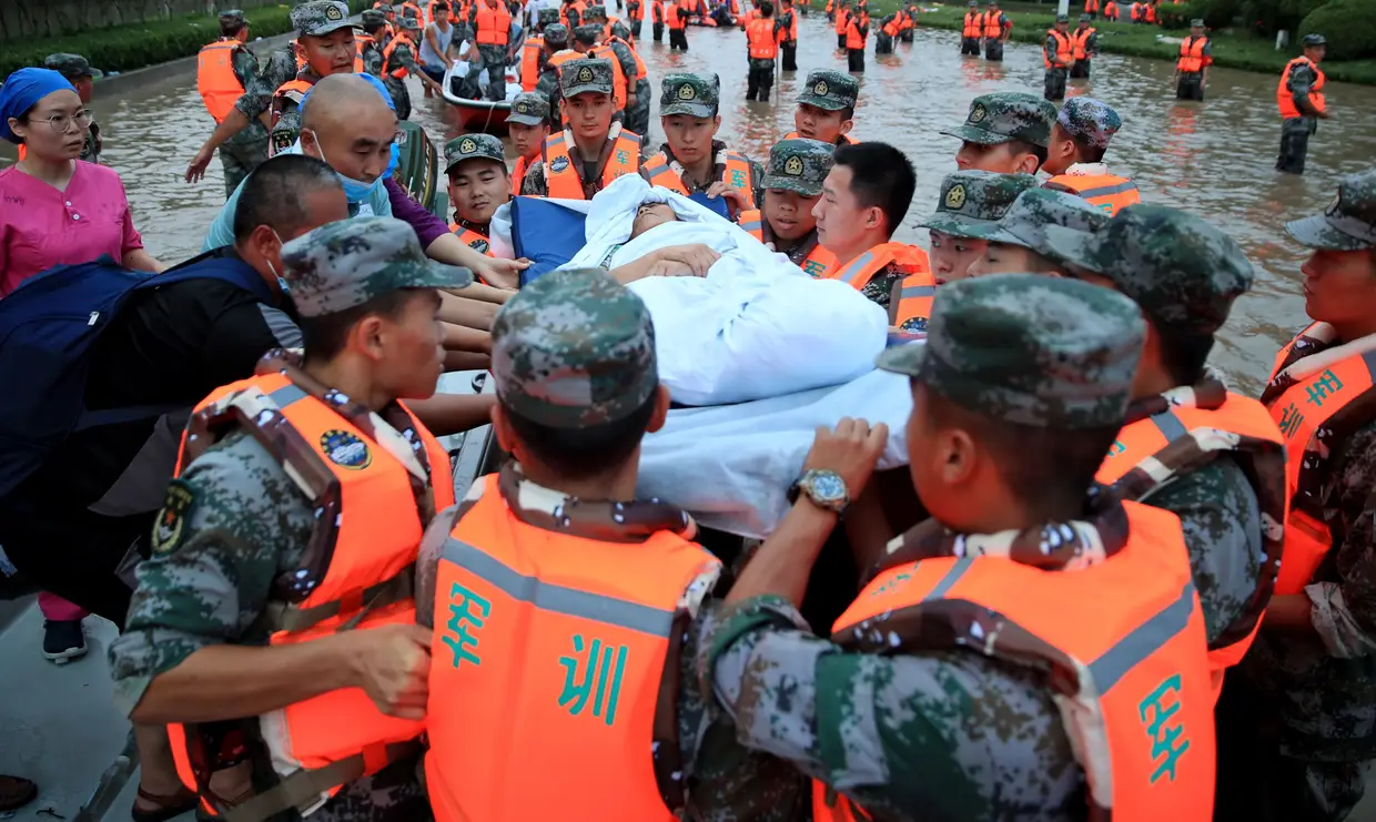 Equipas de resgate evacuam cidadãos de um hospital onde cerca de 3.000 pessoas estavam encurraladas pelas cheias em Zhengzhou, província de Henan, 22 de julho 2021.