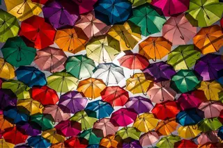 Chapéus-de-chuva coloridos voltam às ruas de Águeda