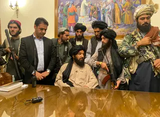 Talibãs tomam controlo do palácio presidencial do Afeganistão depois do Presidente ter abandonado o país, na sequência da tomada da capital Cabul.