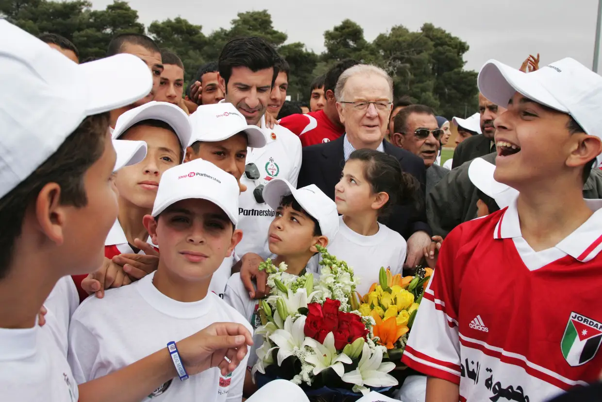 30 abril 2010 - Jorge Sampaio, enviado Especial do Secretário-Geral da ONU para a Luta Contra a Tuberculose, acompanhado pelo futebolista português Luís Figo, embaixador da Boa Vontade da ONU para o Fim da Tuberculose, durante uma visita ao Estádio de futebol Petra, em Amã, na Jordânia.
