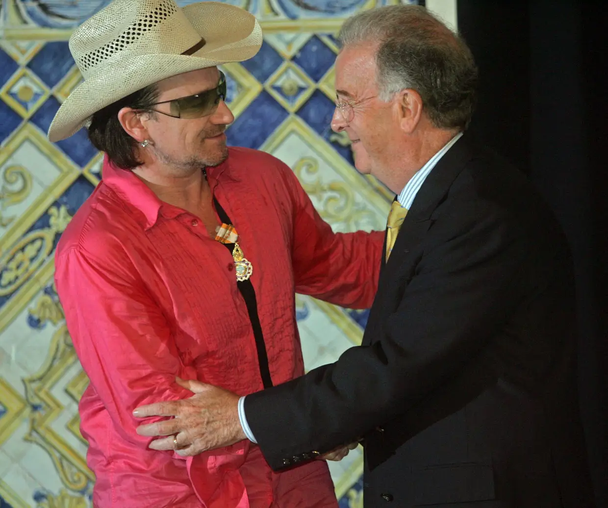 14 agosto 2005 - O vocalista da banda irlandesa U2, Bono, é cumprimentado pelo Presidente da República, Jorge Sampaio, no Palácio de Belém, em Lisboa, onde decorreu a cerimónia de condecoração com a Ordem da Liberdade.